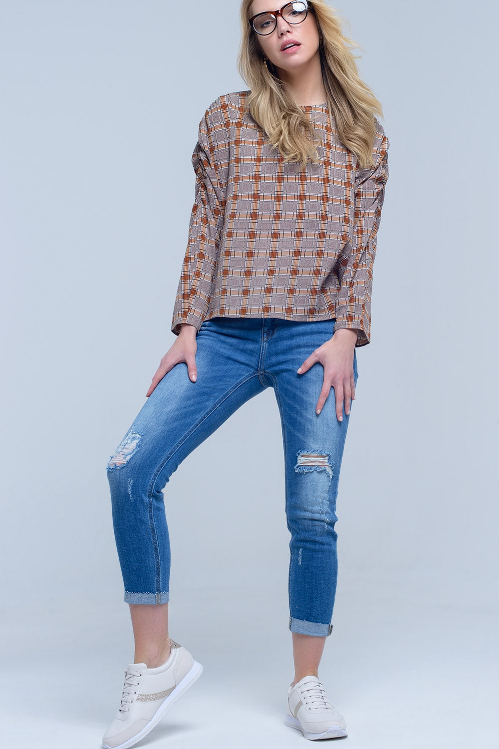 Jeans ajustados con rasgaduras en las piernas Q2