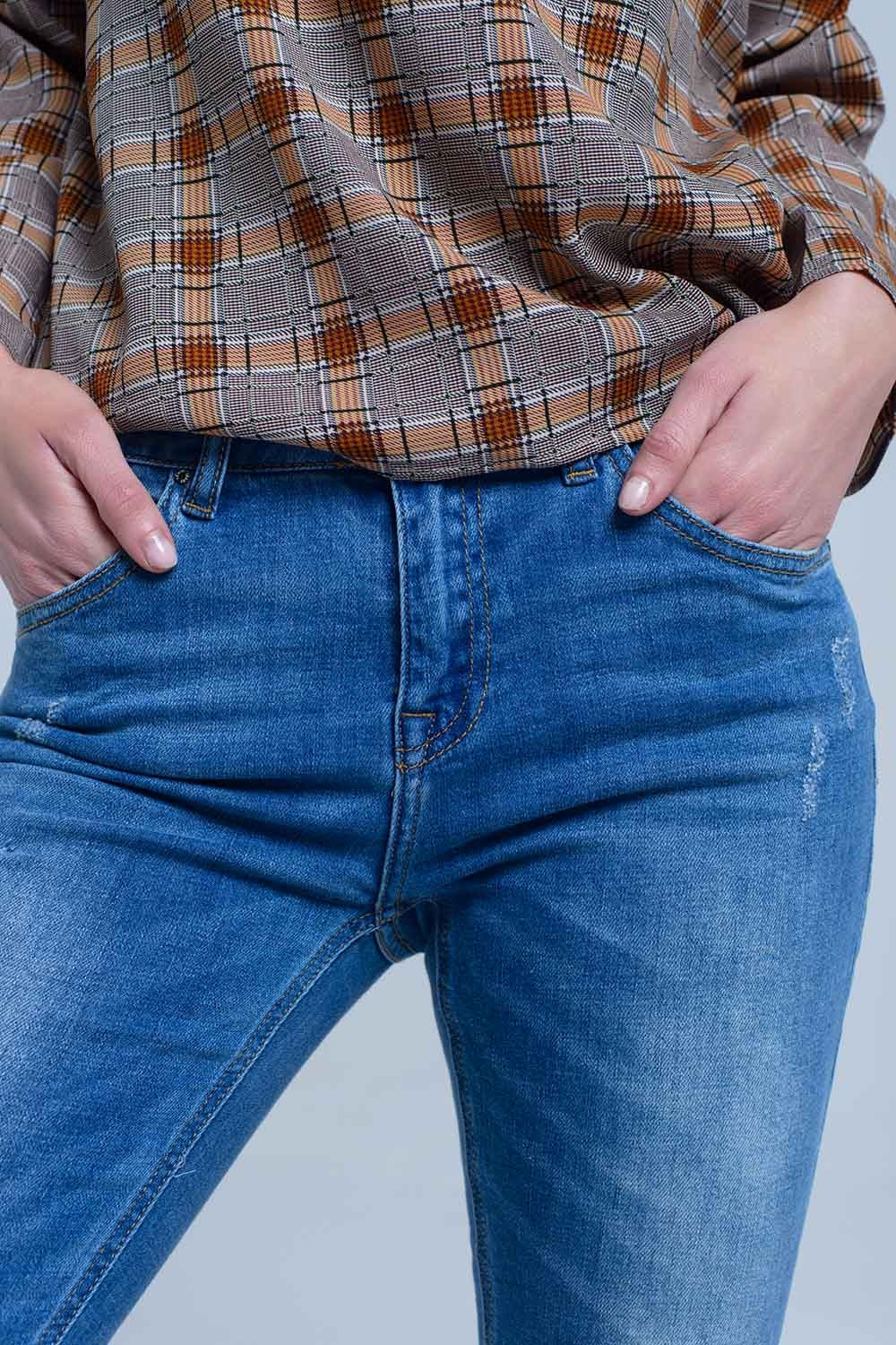 Jeans ajustados con rasgaduras en las piernas Q2
