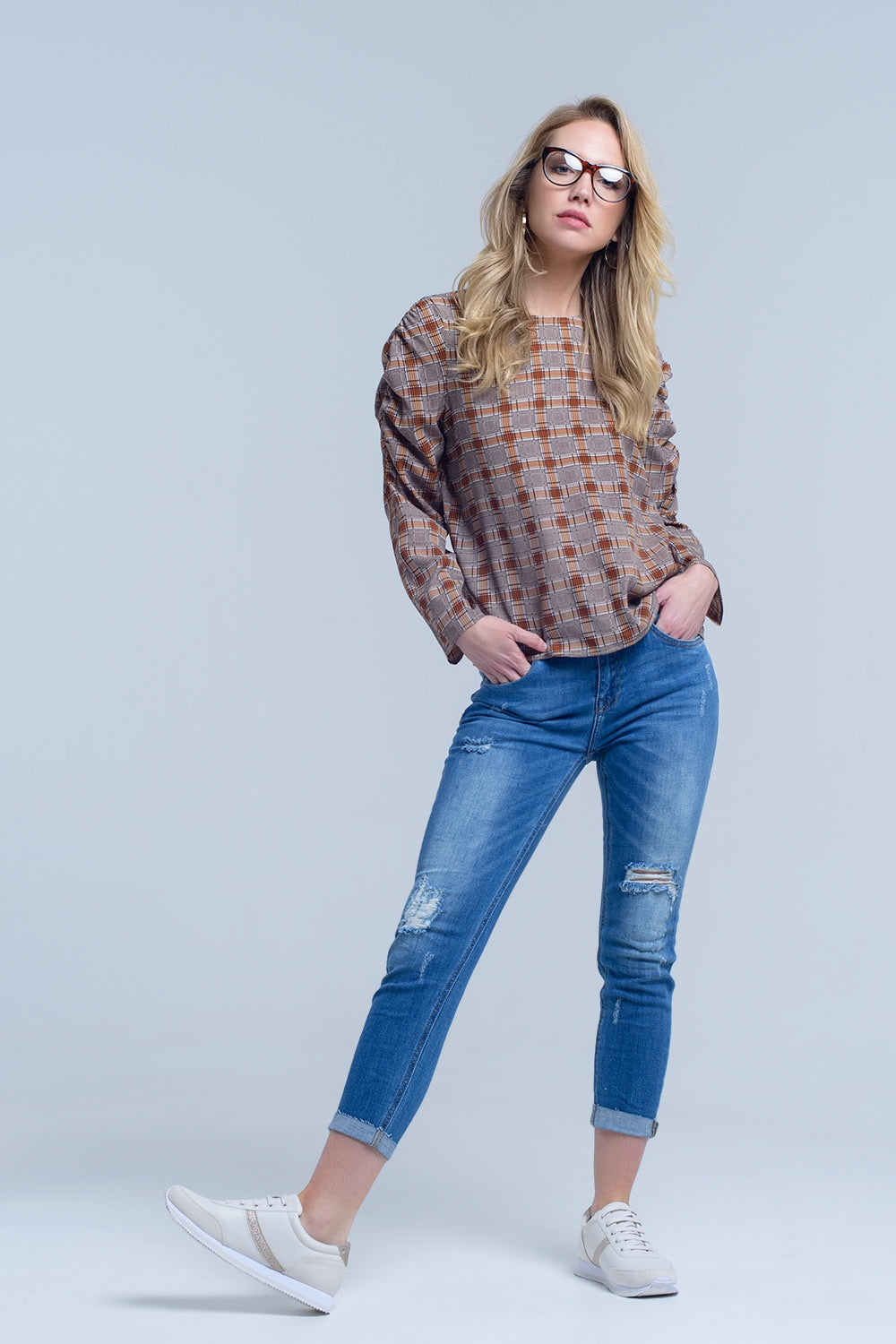 Jeans ajustados con rasgaduras en las piernas Q2