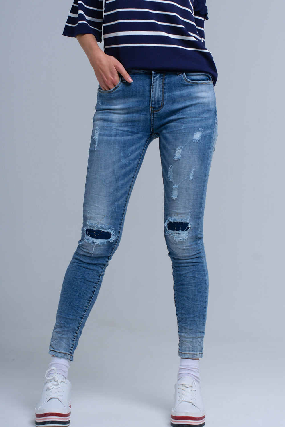 Jeans ajustados con rasgaduras Q2