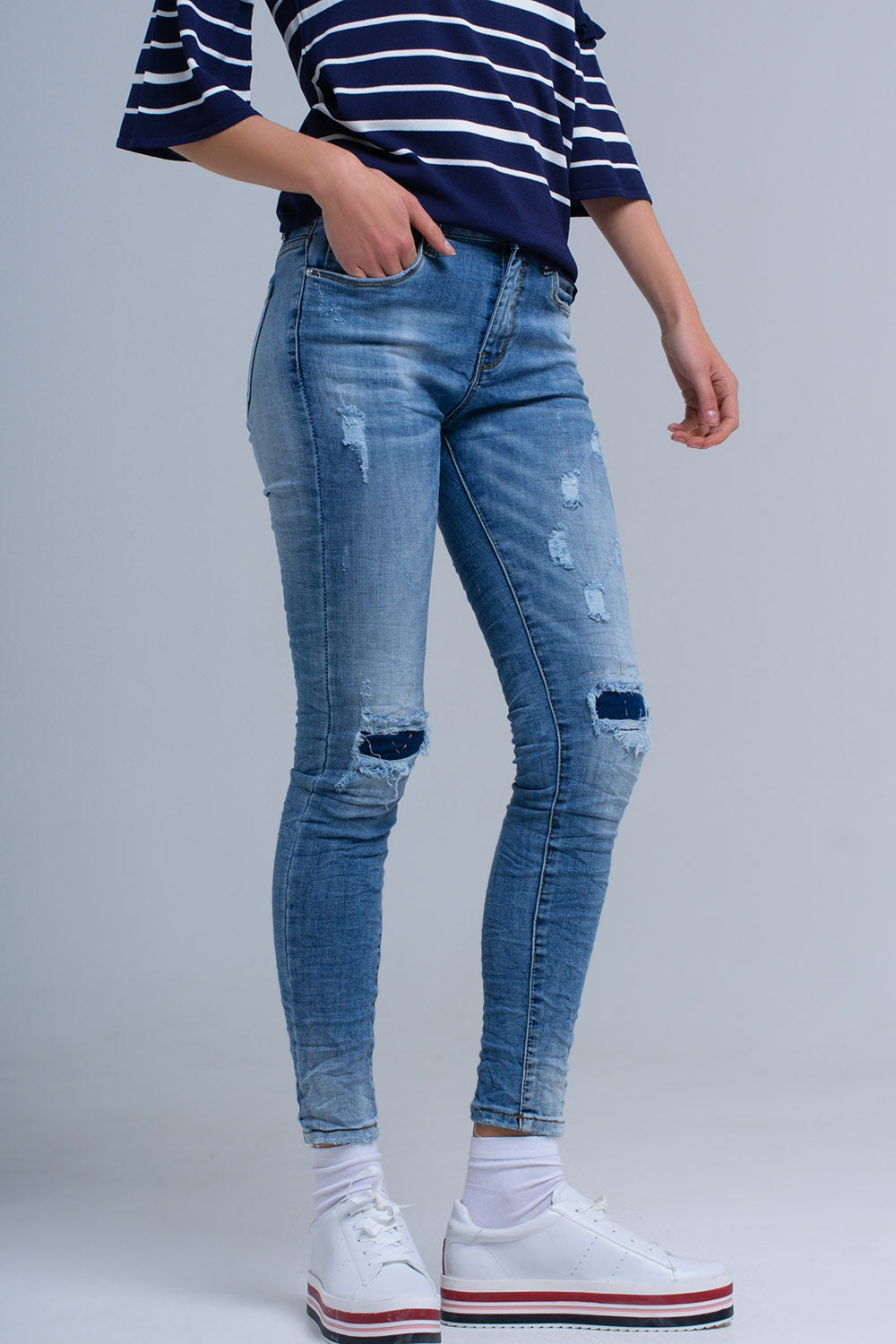 Jeans ajustados con rasgaduras Q2