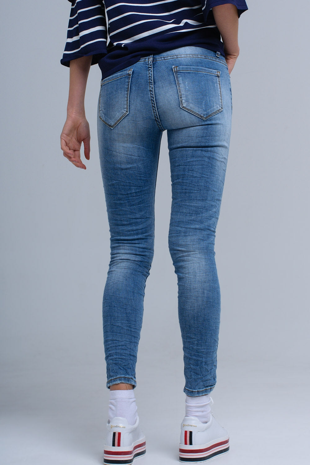 Jeans ajustados con rasgaduras Q2