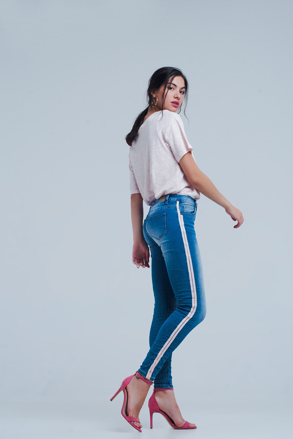 Jeans ajustados con rayas laterales en color rosa Q2