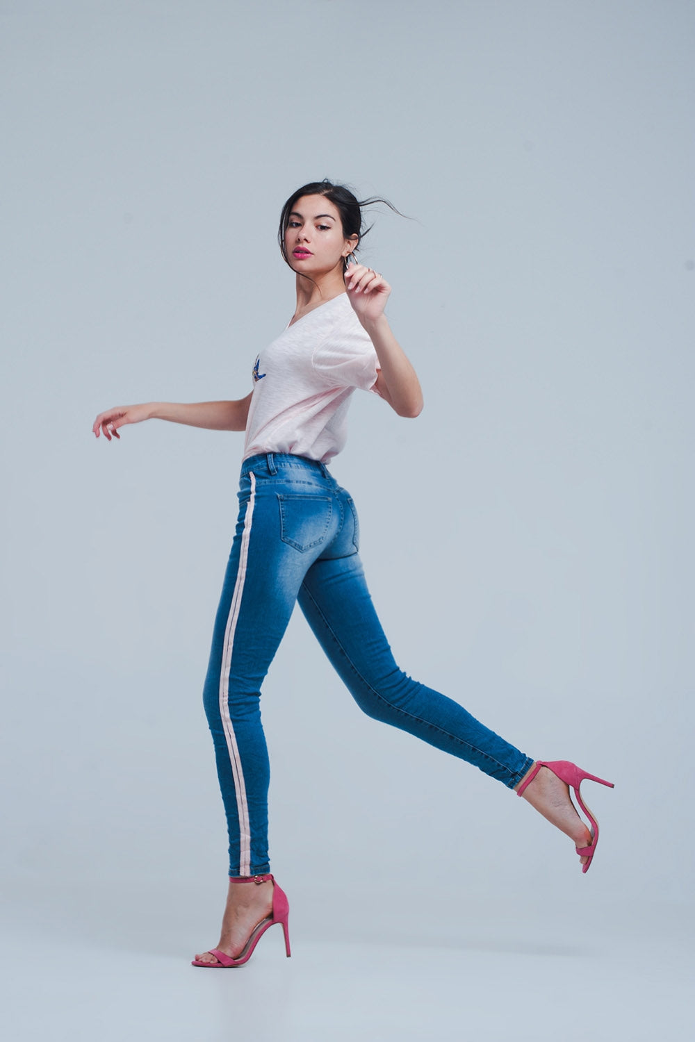 Jeans ajustados con rayas laterales en color rosa Q2