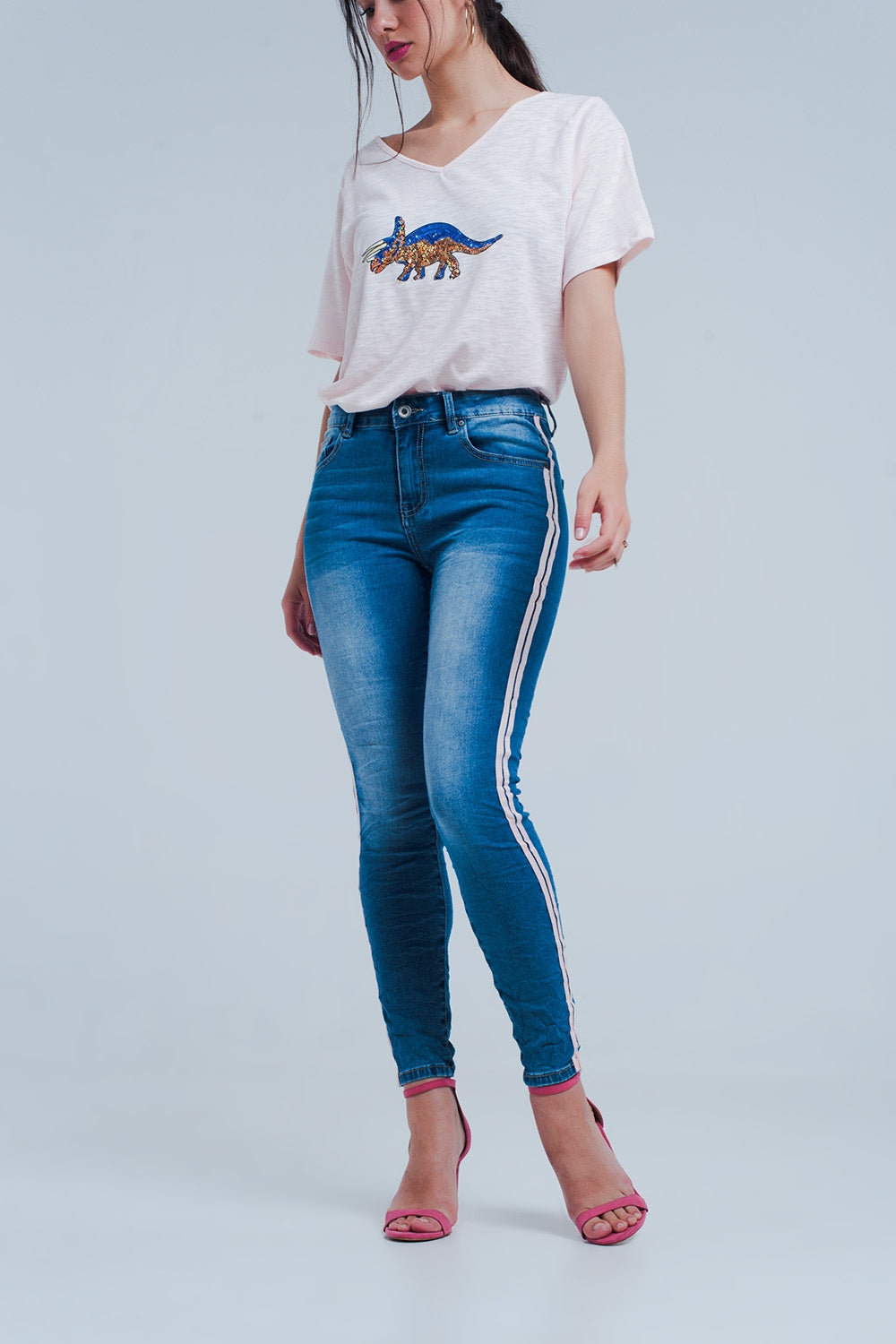 Jeans ajustados con rayas laterales en color rosa Q2