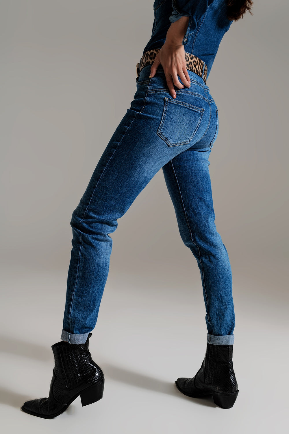 Jeans ajustados de talle alto en lavado medio Q2