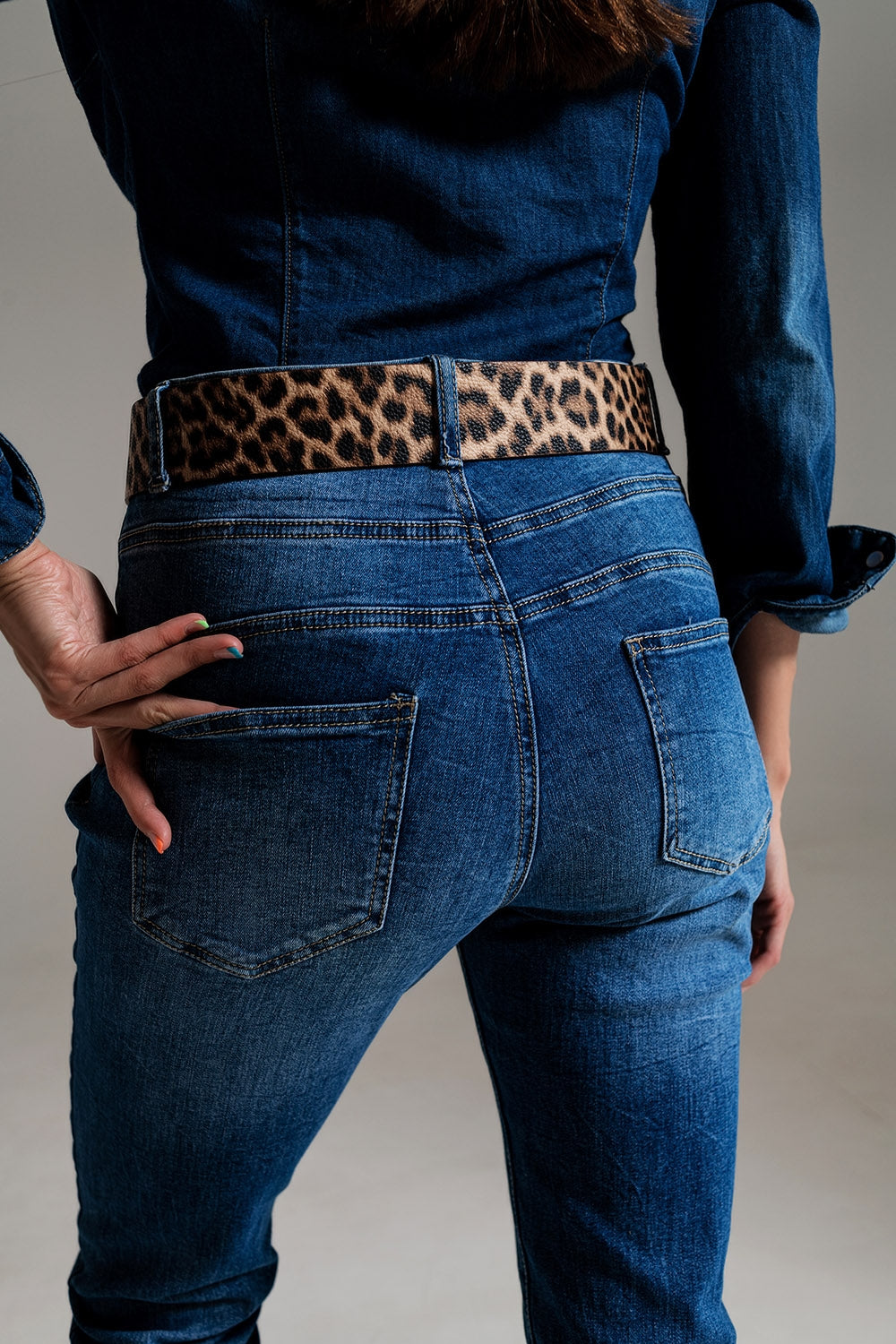 Jeans ajustados de talle alto en lavado medio Q2