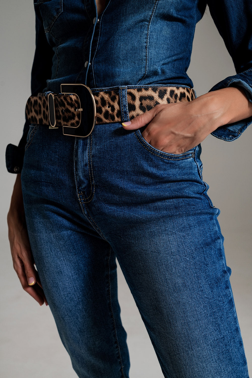 Jeans ajustados de talle alto en lavado medio Q2