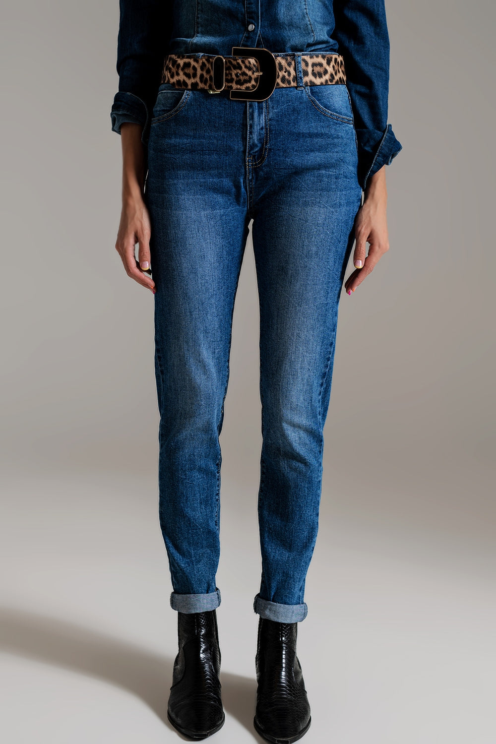 Q2 Jeans ajustados de talle alto en lavado medio