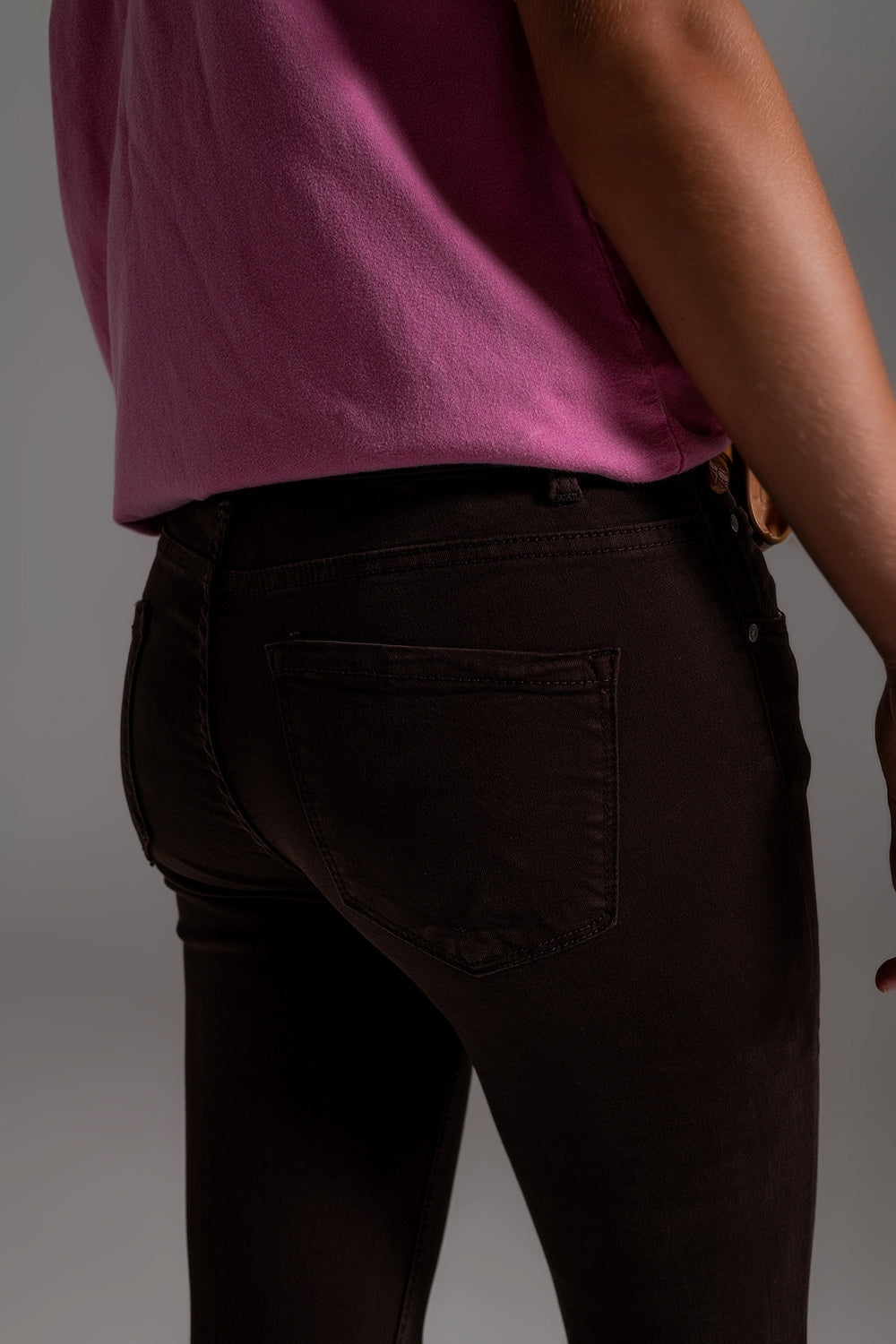 Jeans ajustados de talle alto en marrón Q2