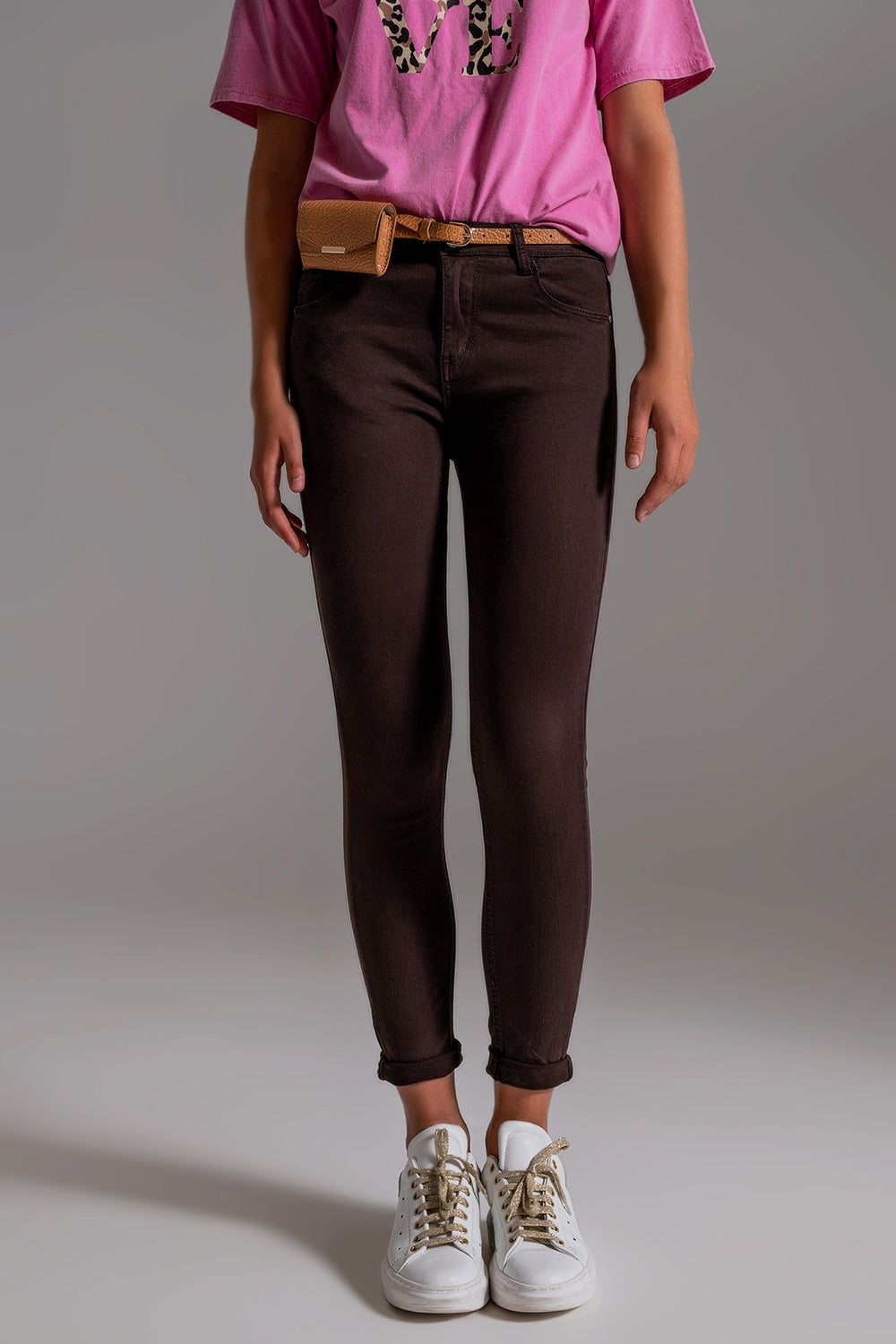 Jeans ajustados de talle alto en marrón Q2