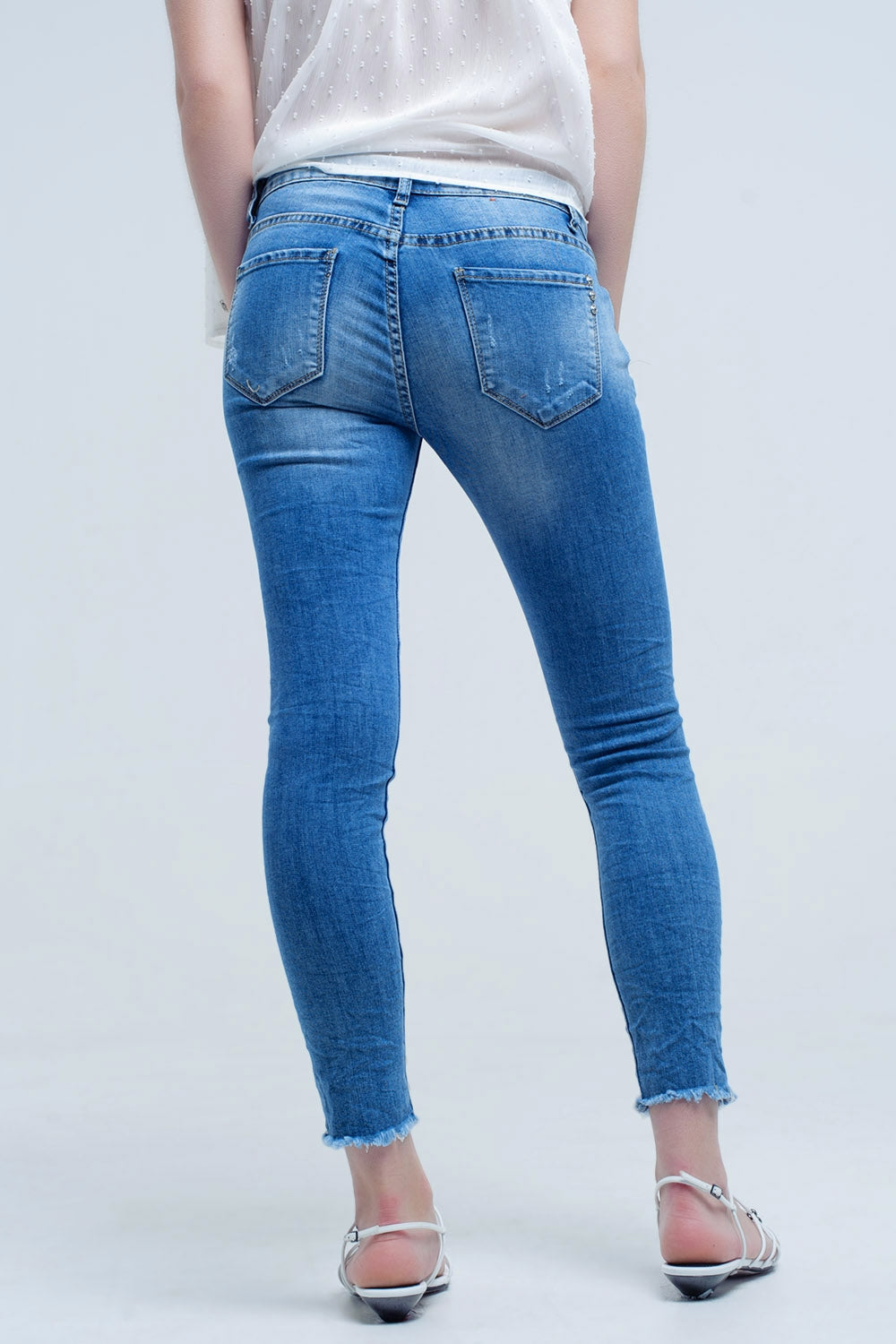 Jeans ajustados de tiro medio con roturas Q2