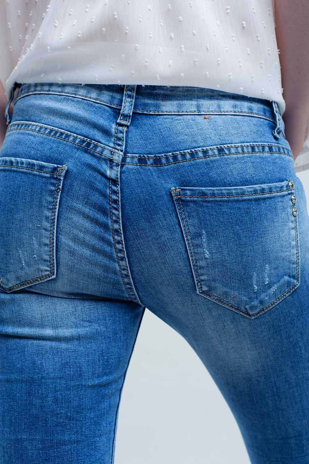 Jeans ajustados de tiro medio con roturas Q2