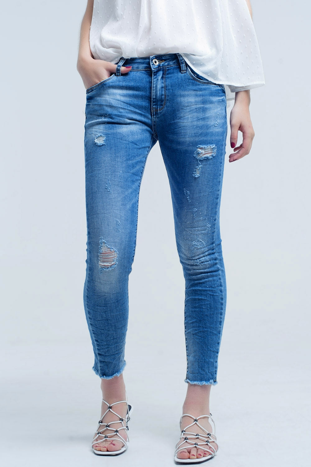 Jeans ajustados de tiro medio con roturas Q2