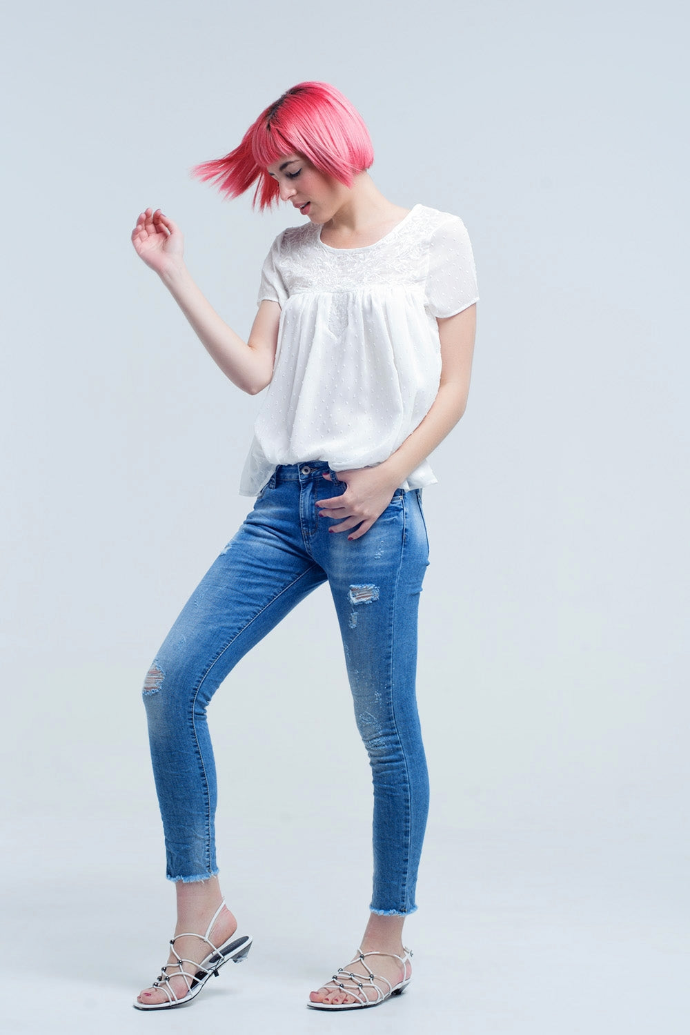 Jeans ajustados de tiro medio con roturas Q2