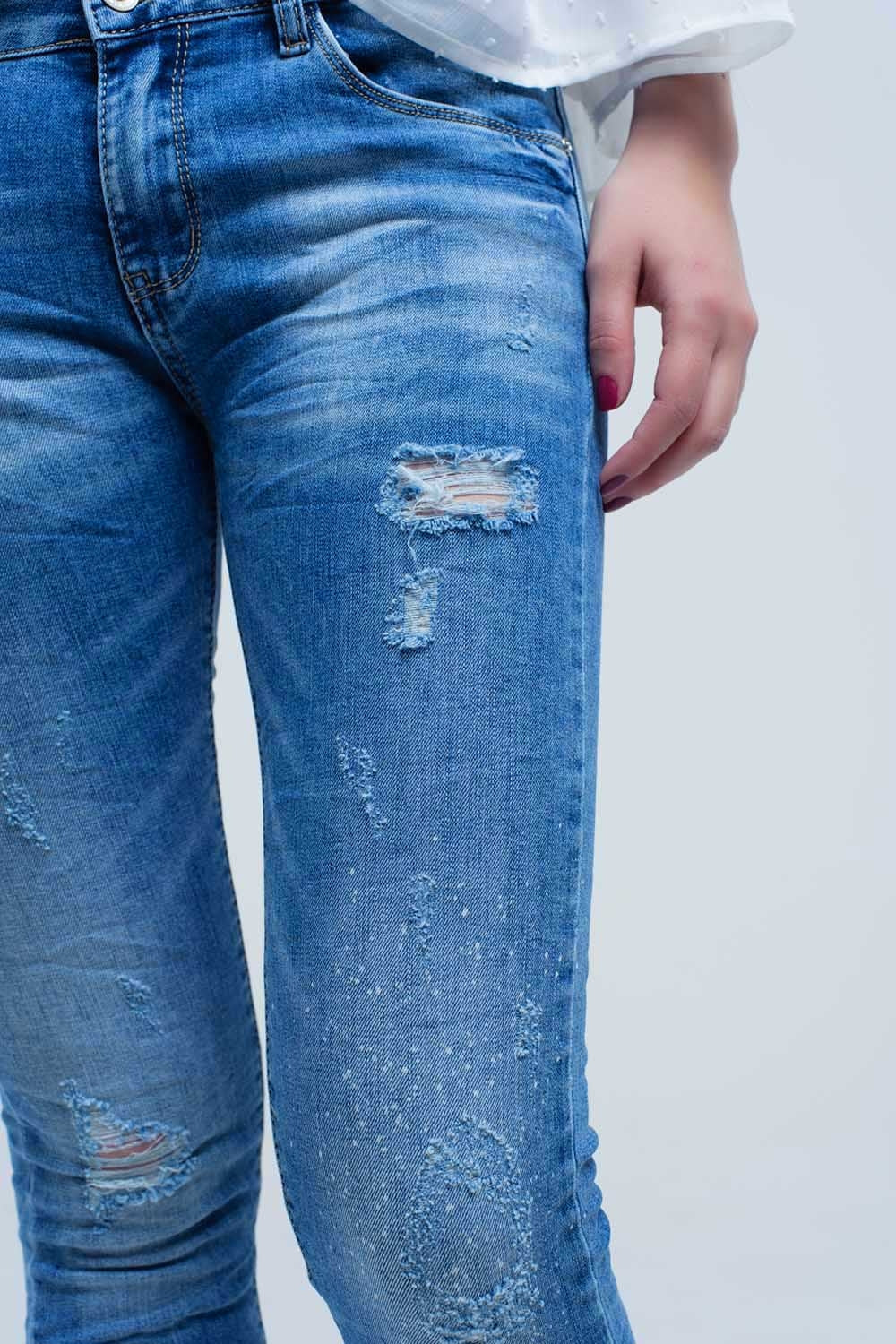 Jeans ajustados de tiro medio con roturas Q2