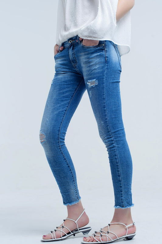 Q2 Jeans ajustados de tiro medio con roturas