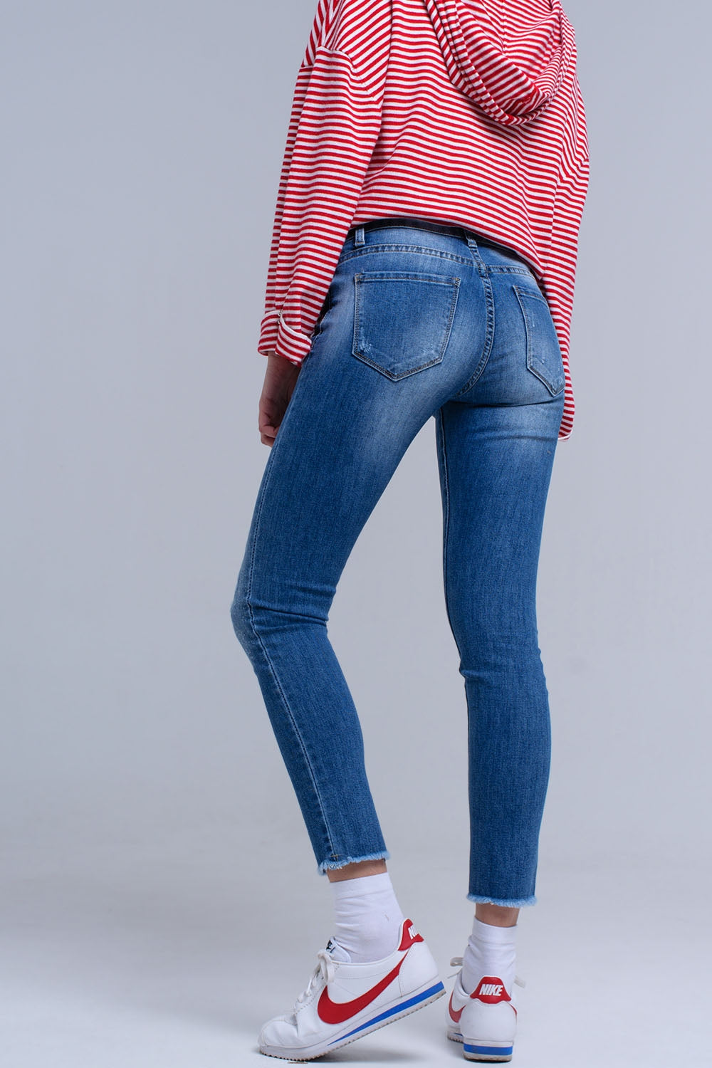 Jeans ajustados y desgastados con flecos Q2