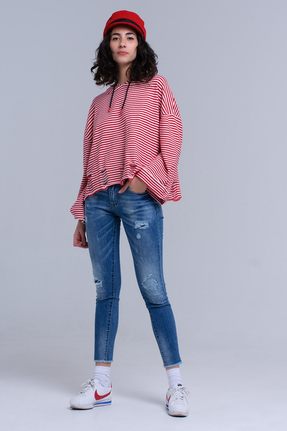 Q2 Jeans ajustados y desgastados con flecos
