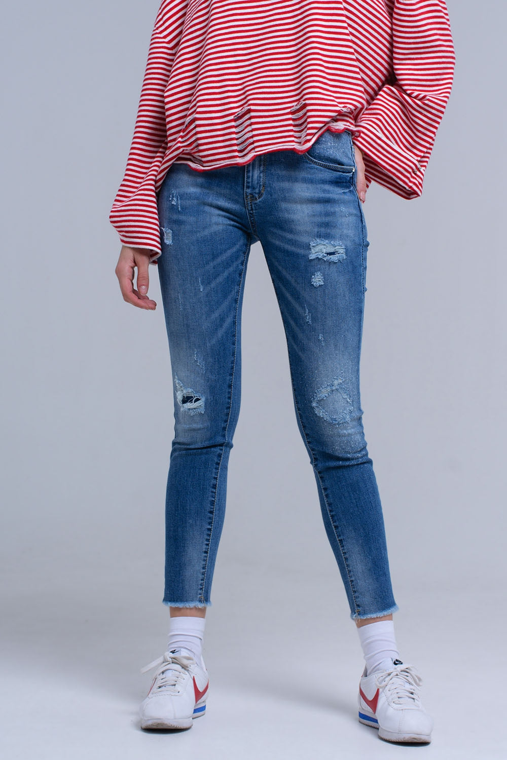 Jeans ajustados y desgastados con flecos Q2
