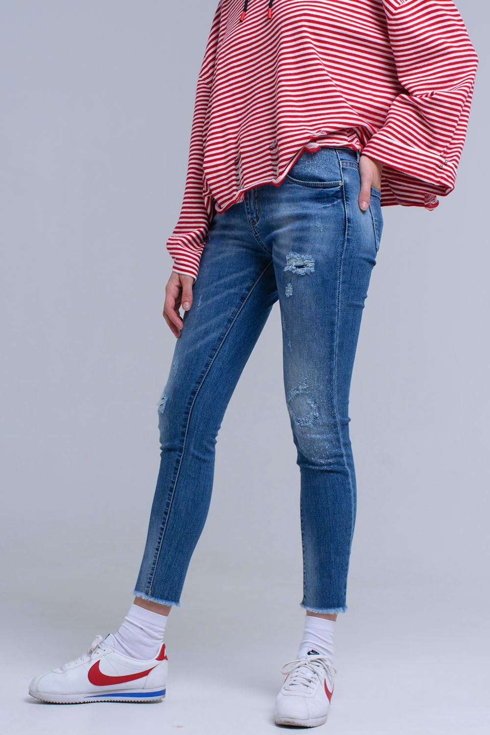 Jeans ajustados y desgastados con flecos Q2