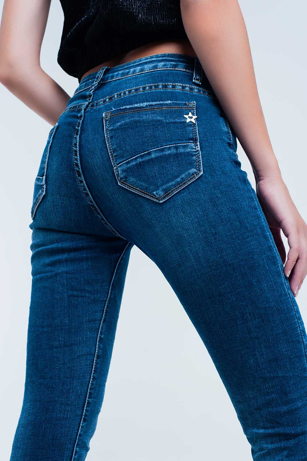 Jeans azul ajustado con pedreria Q2