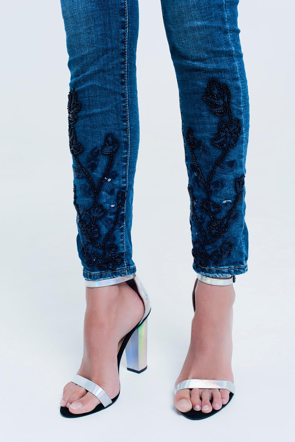 Jeans azul ajustado con pedreria Q2