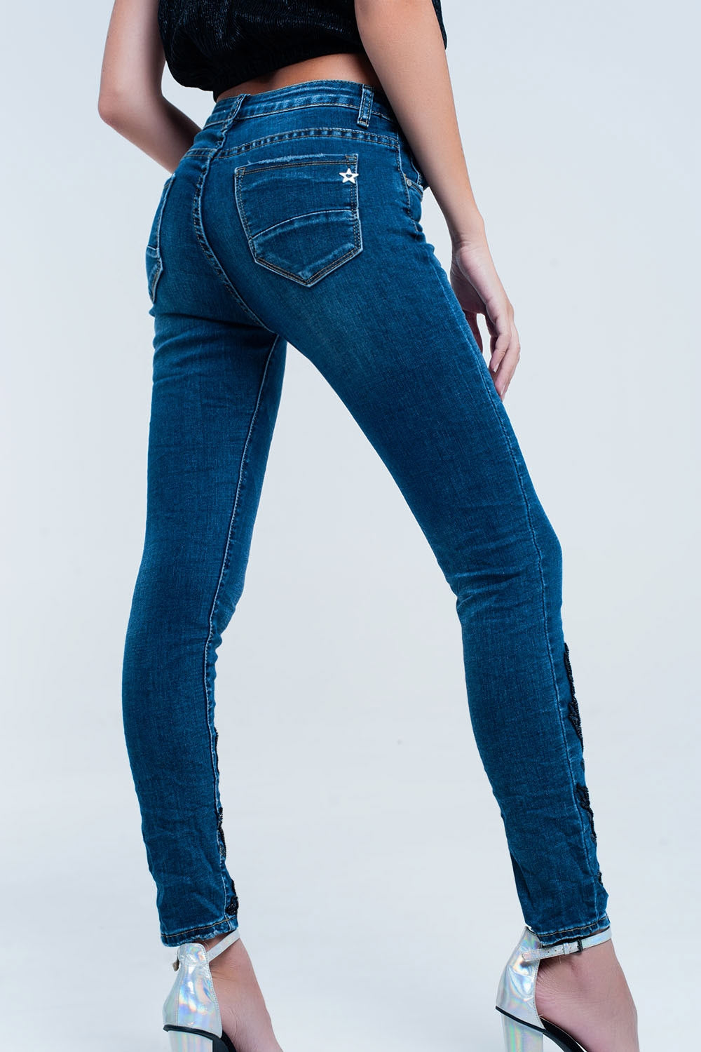Jeans azul ajustado con pedreria Q2