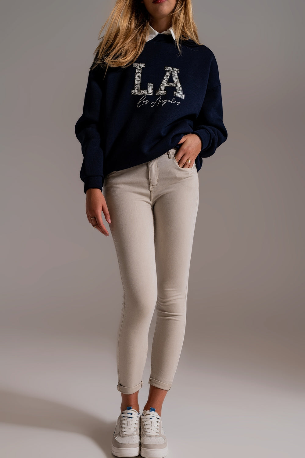 Jeans beige tobilleros con arrugas suaves Q2