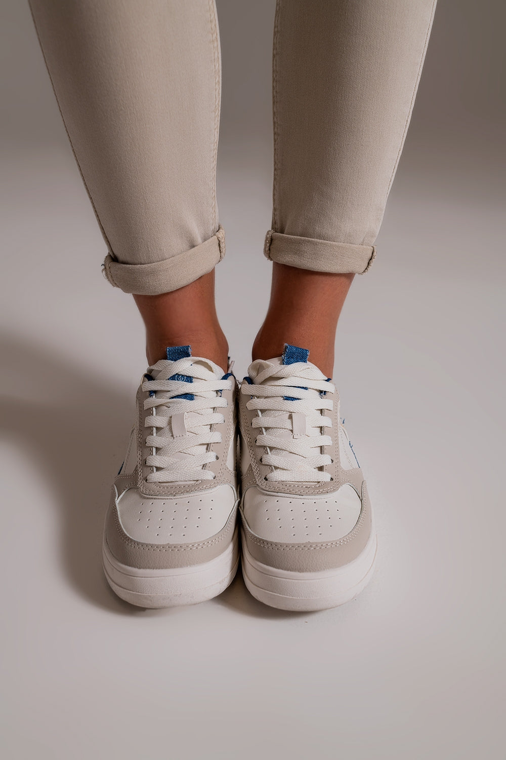 Jeans beige tobilleros con arrugas suaves Q2