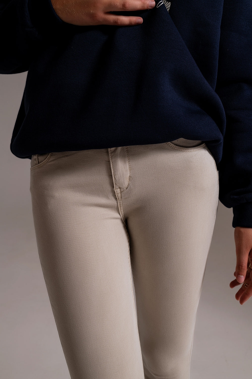 Jeans beige tobilleros con arrugas suaves Q2