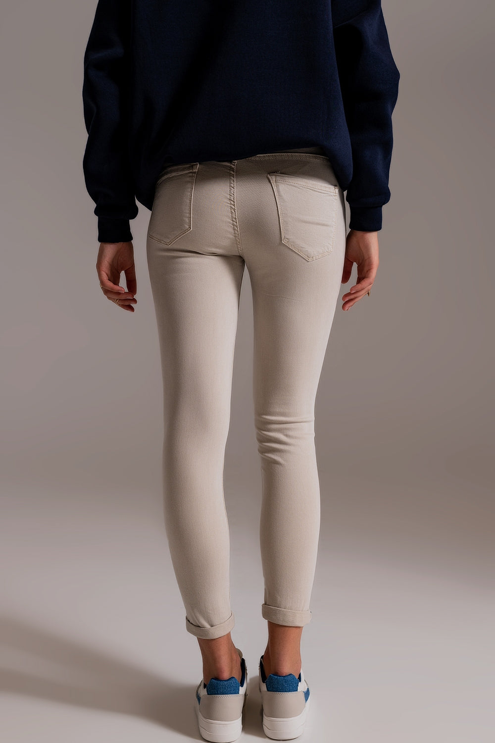 Jeans beige tobilleros con arrugas suaves Q2