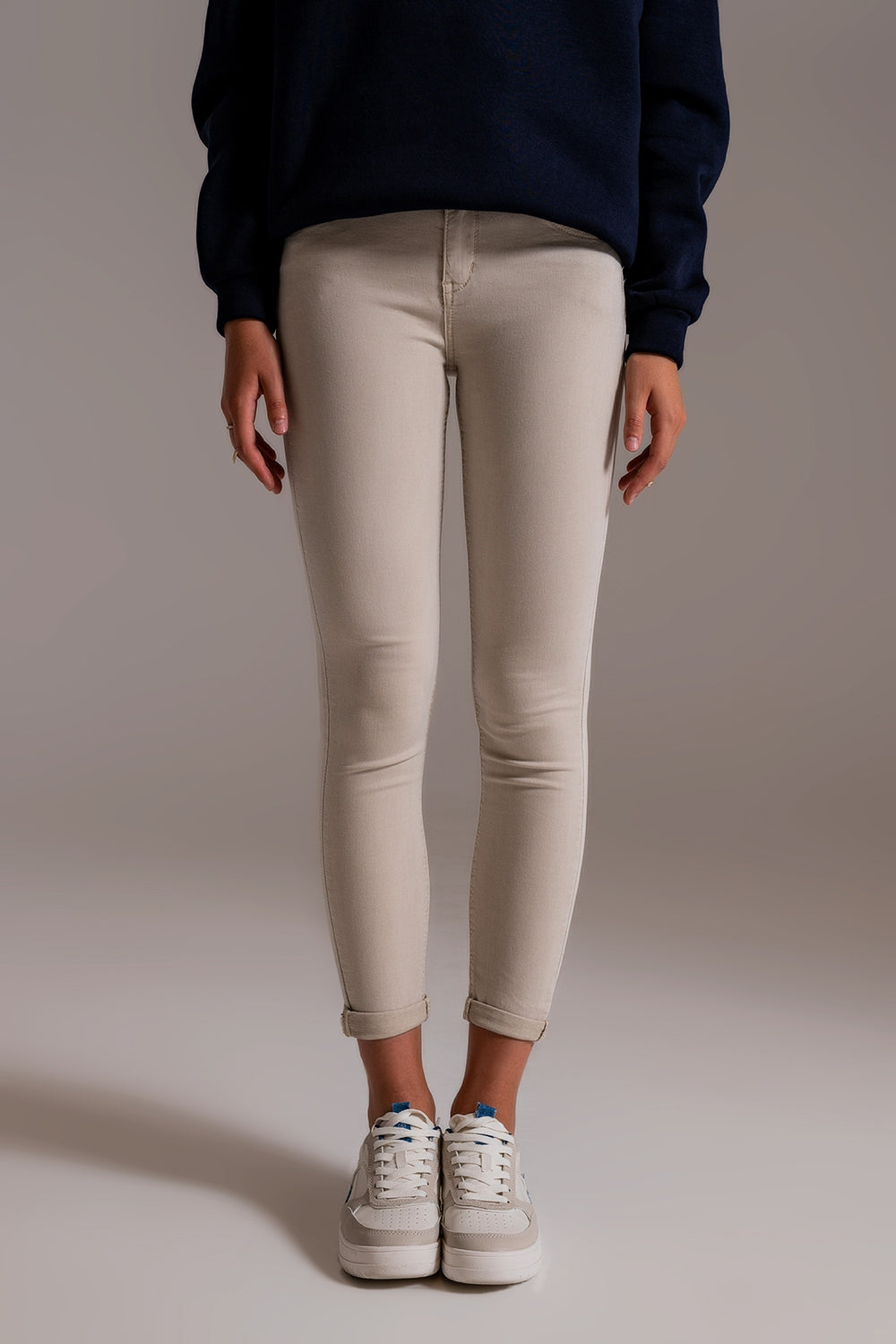 Q2 Jeans beige tobilleros con arrugas suaves