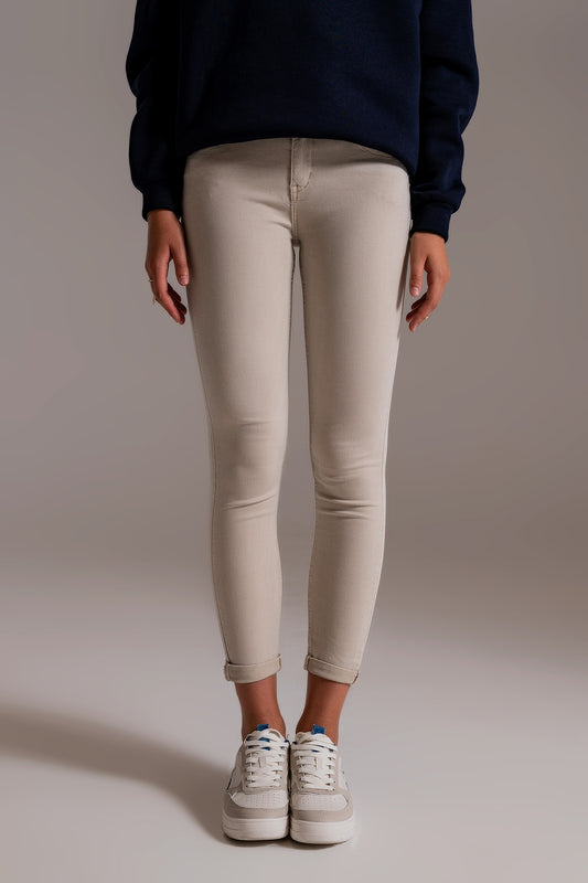 Q2 Jeans beige tobilleros con arrugas suaves