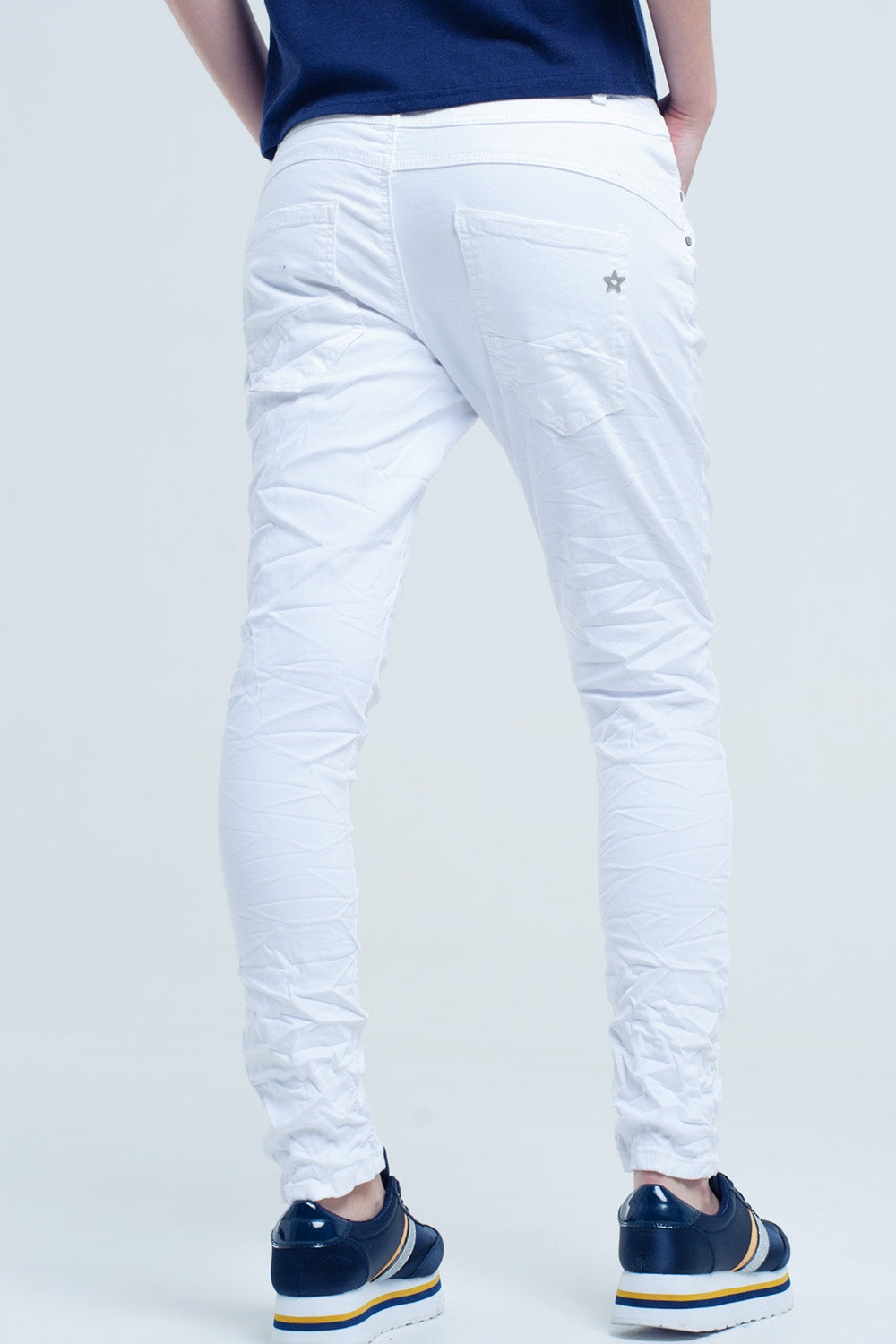 Jeans blancos arrugado con bolsillos Q2