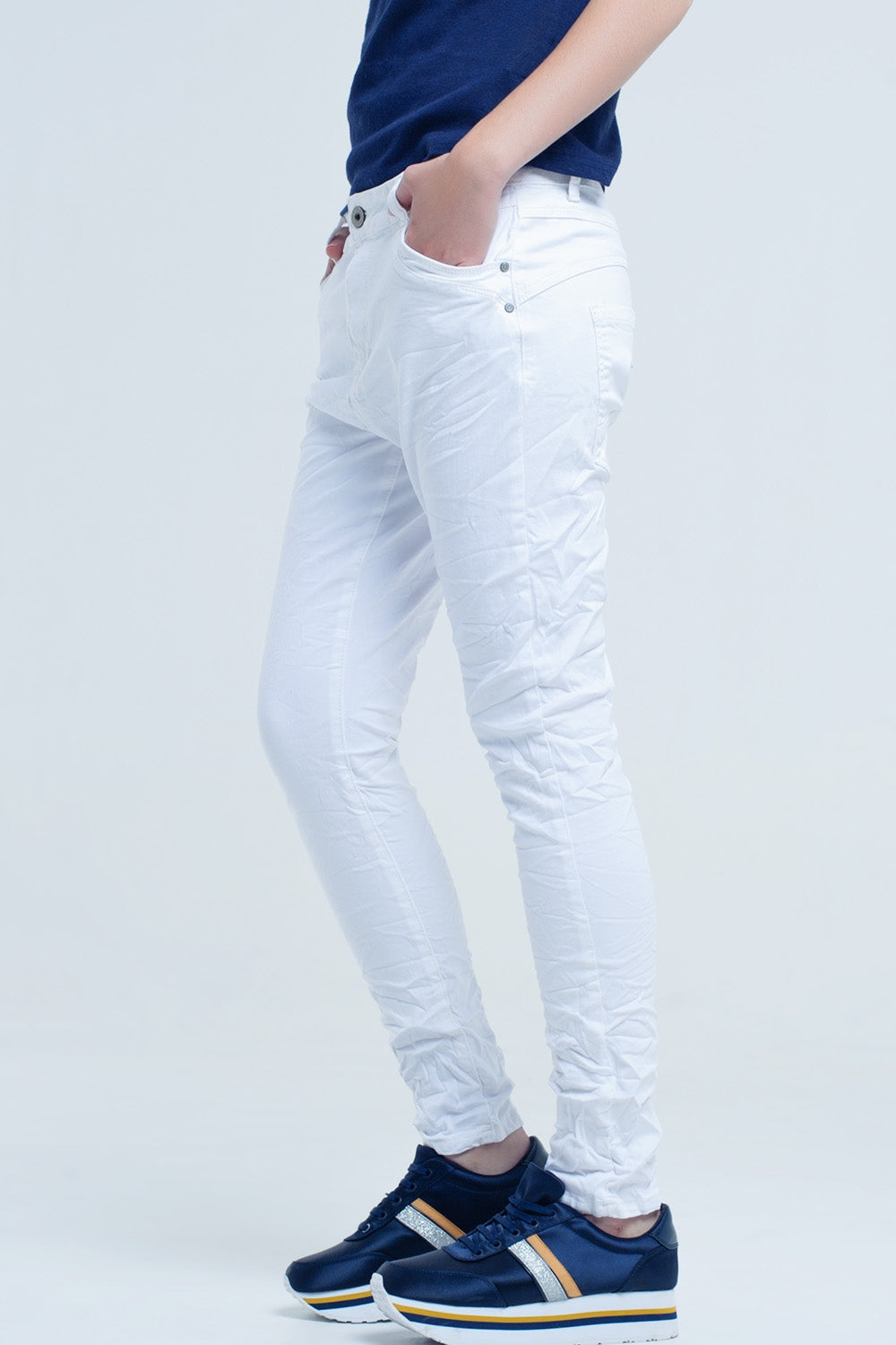 Jeans blancos arrugado con bolsillos Q2