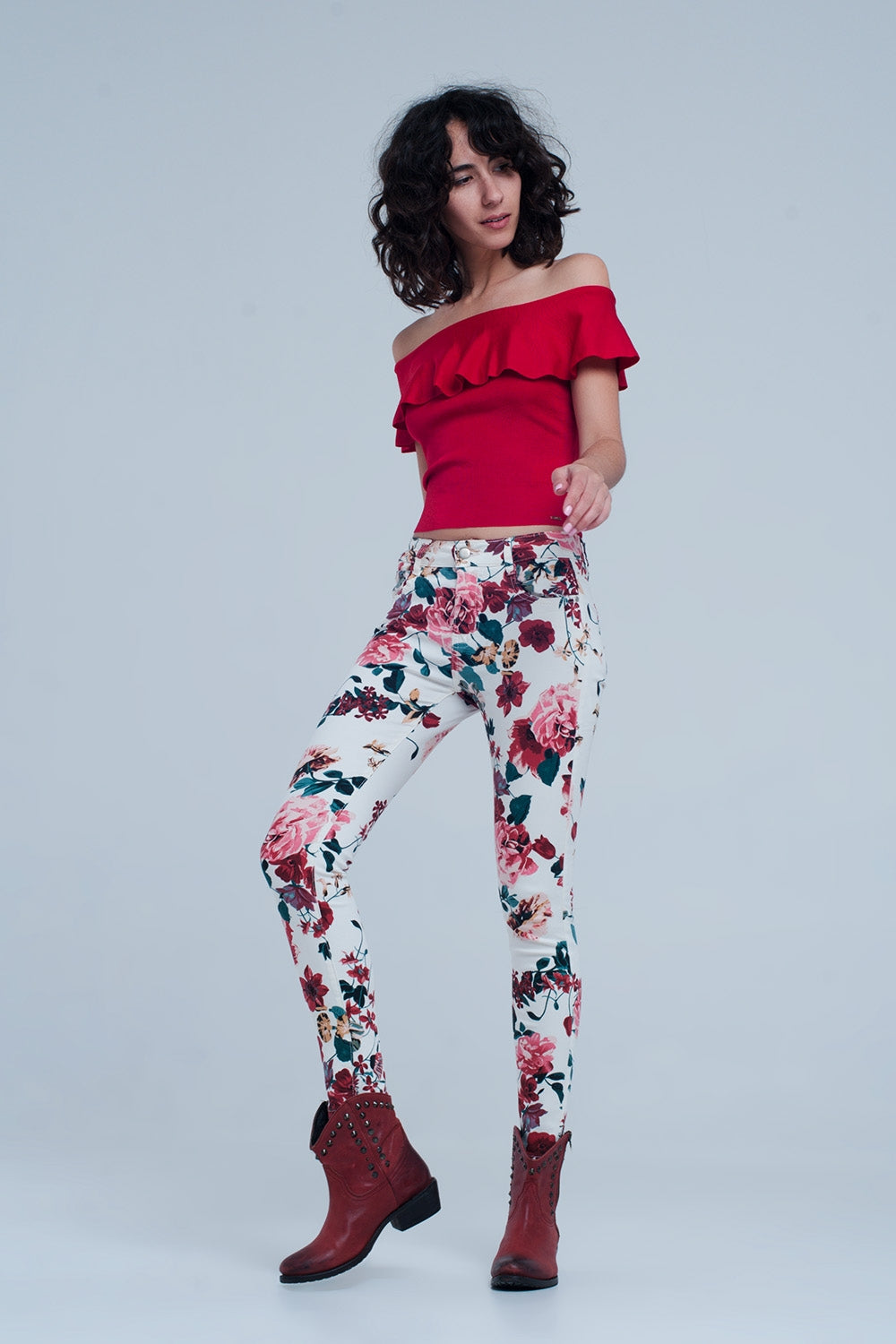 Jeans blancos con estampado de rosas Q2