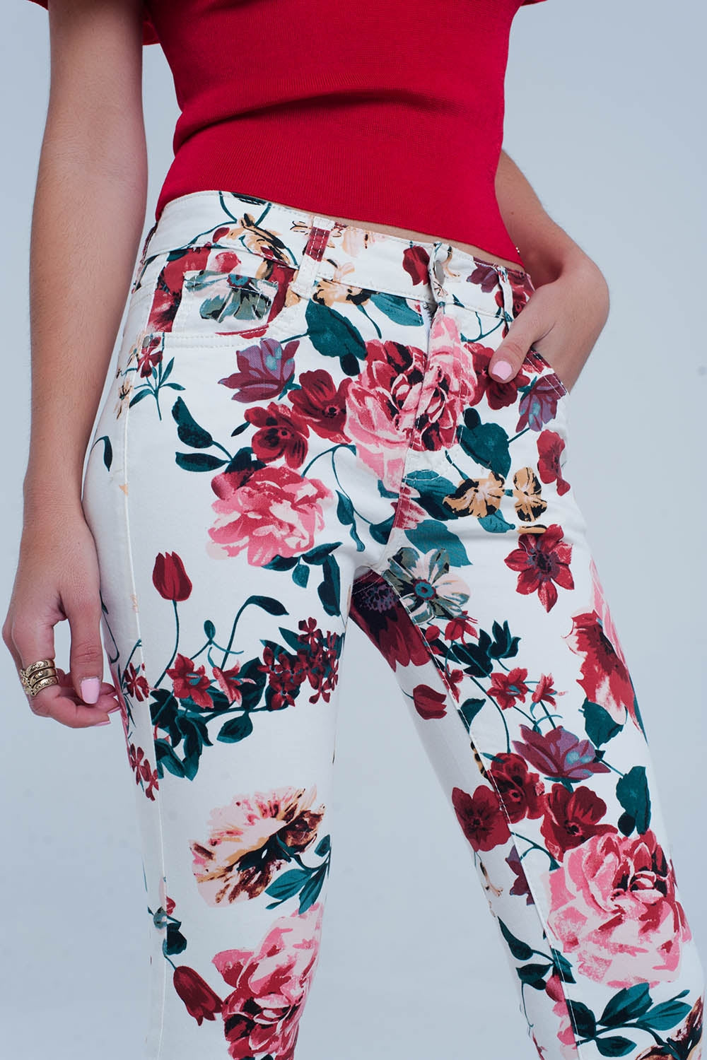 Jeans blancos con estampado de rosas Q2