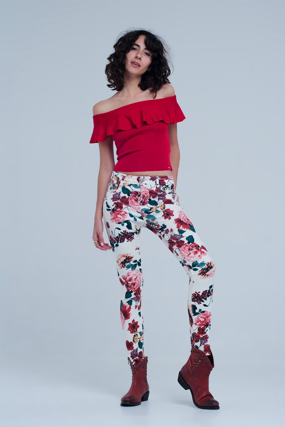 Jeans blancos con estampado de rosas Q2