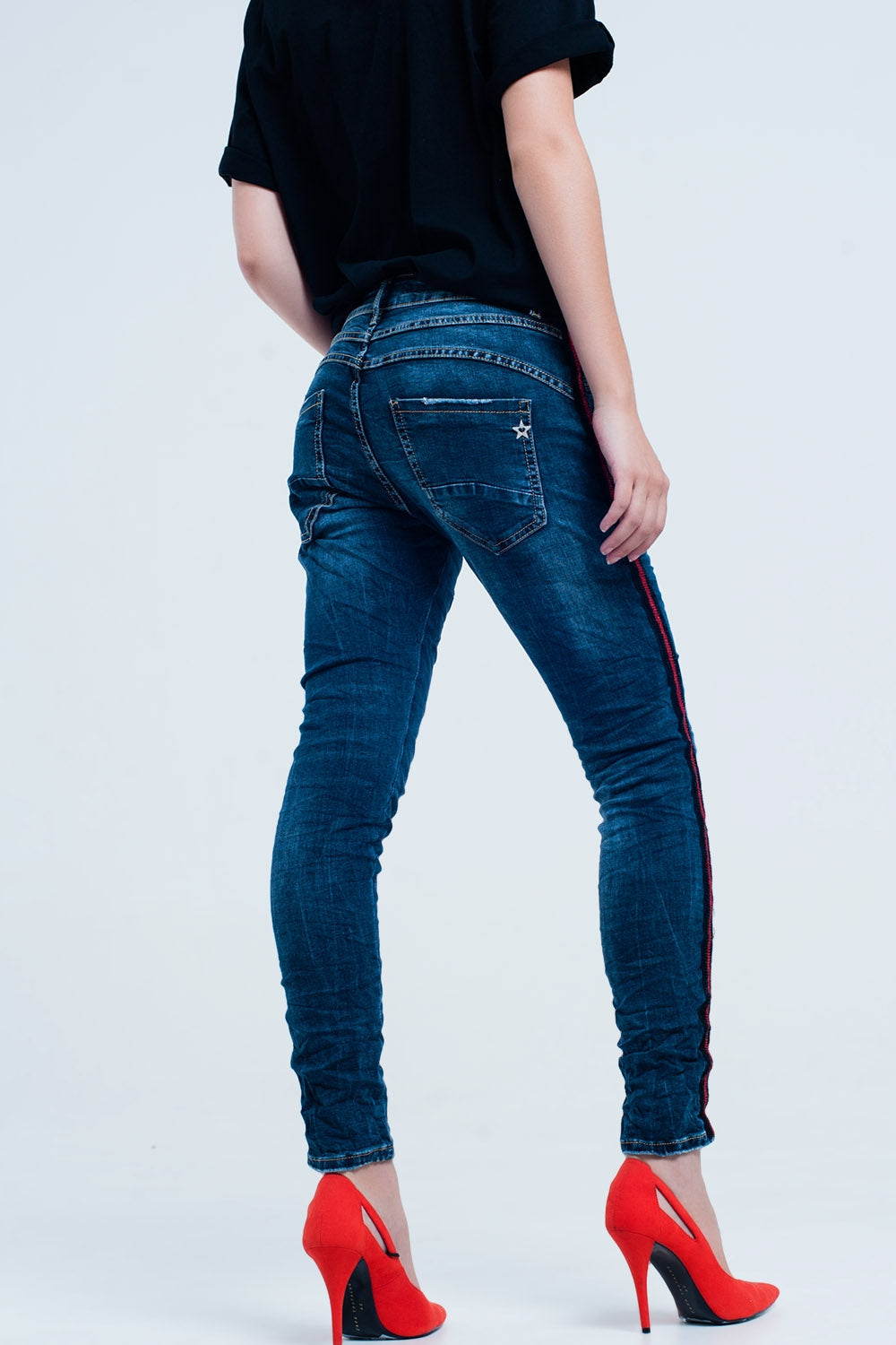 Jeans boyfriend  azul oscuro con banda lateral roja Q2