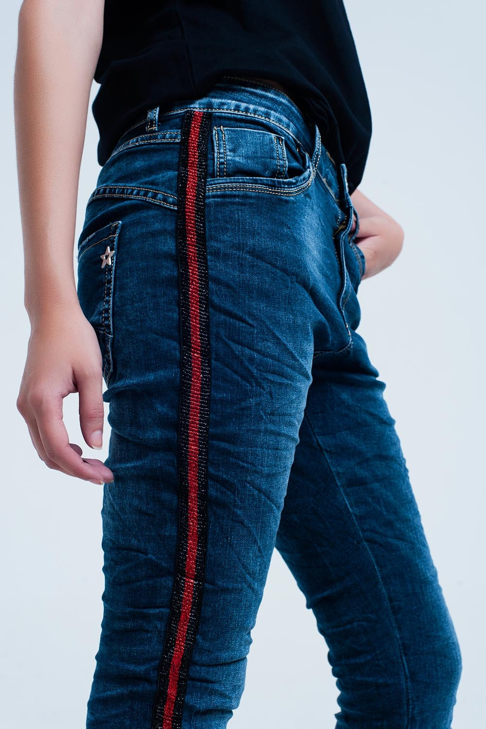 Jeans boyfriend  azul oscuro con banda lateral roja Q2