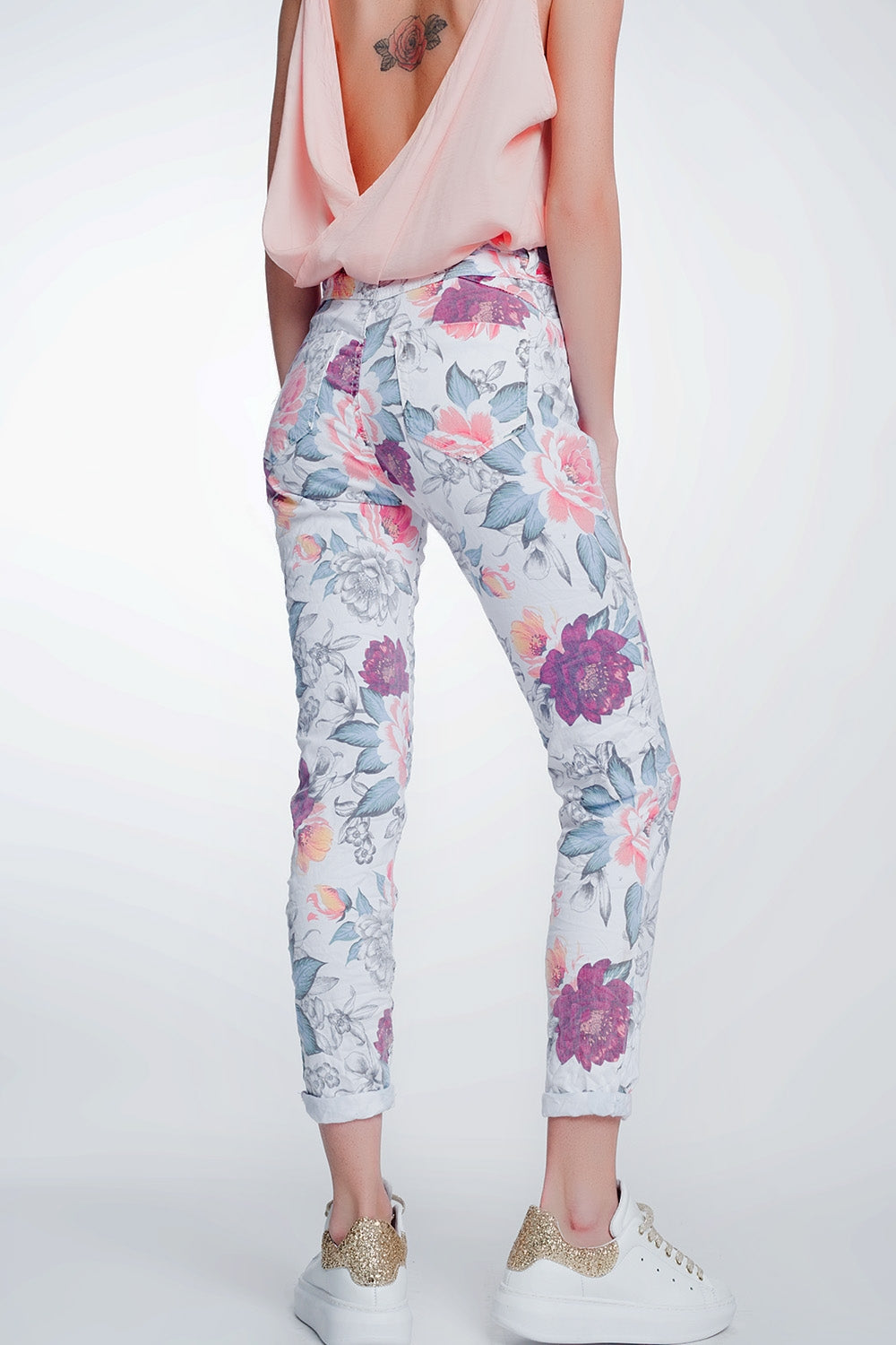 jeans boyfriend blanco con estampado floral Q2