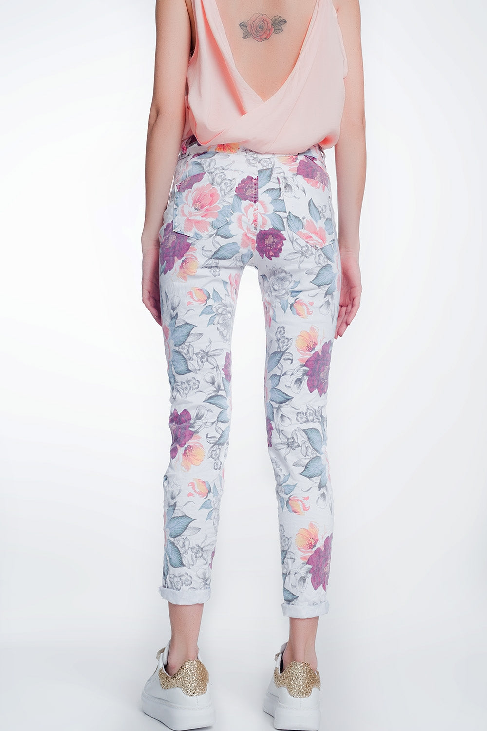 jeans boyfriend blanco con estampado floral Q2
