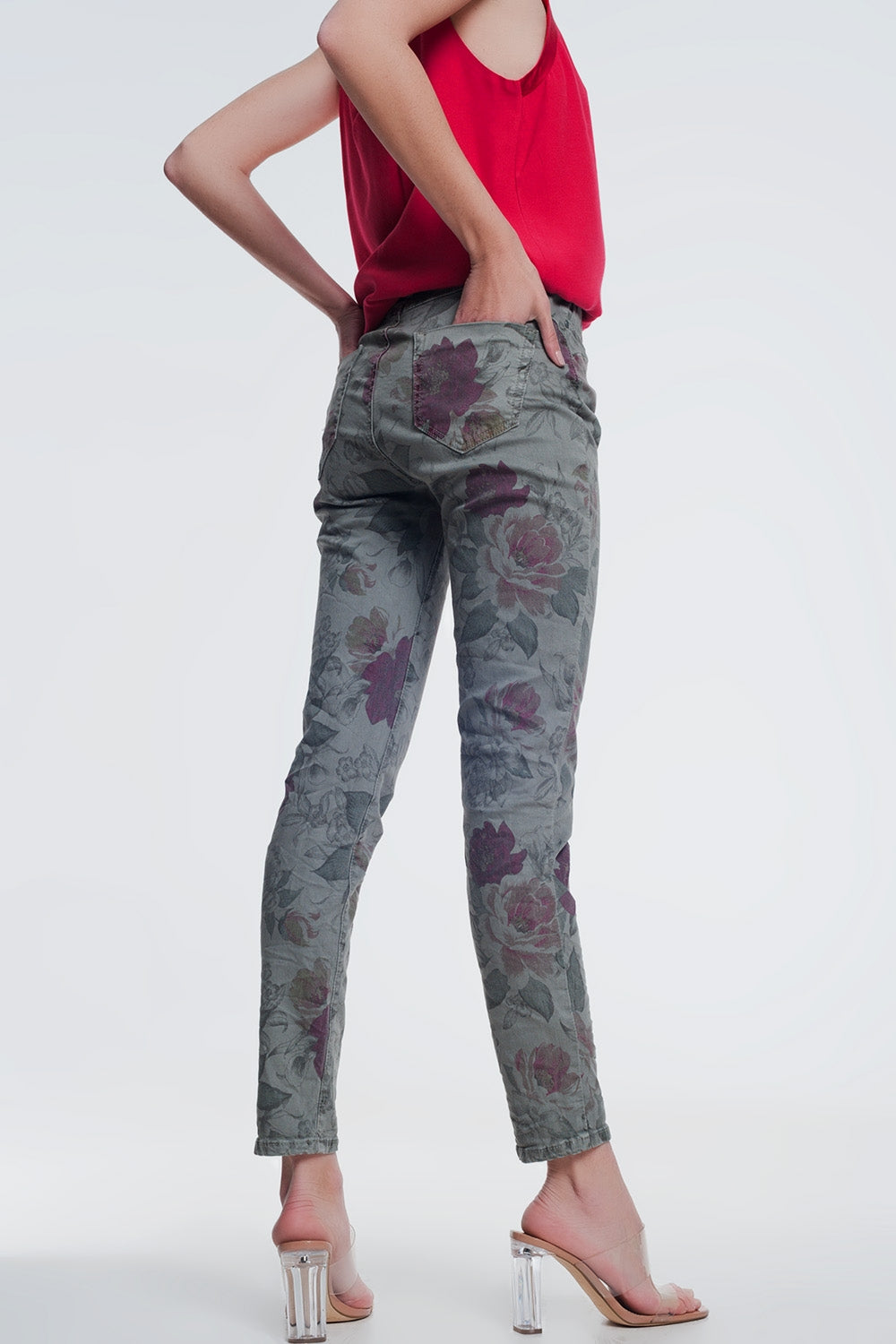 jeans boyfriend caqui con estampado floral Q2