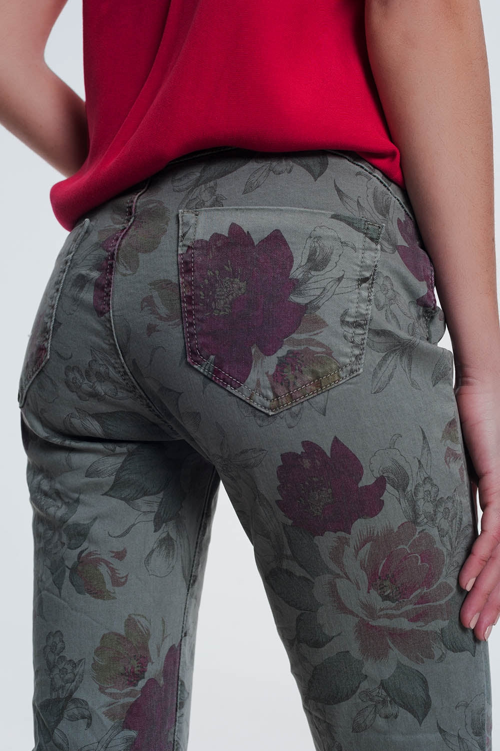 jeans boyfriend caqui con estampado floral Q2