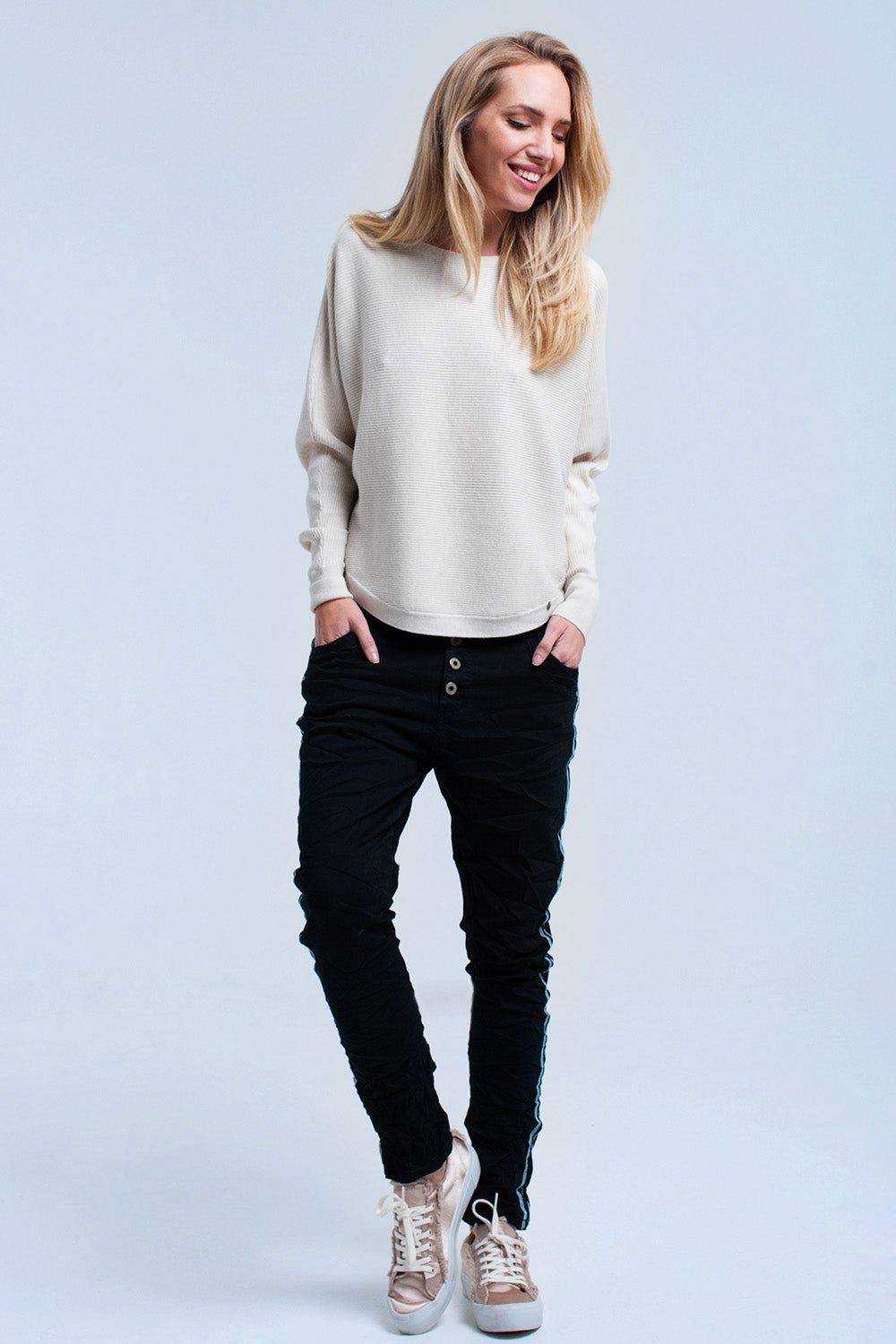 Jeans boyfriend negros con botones Q2