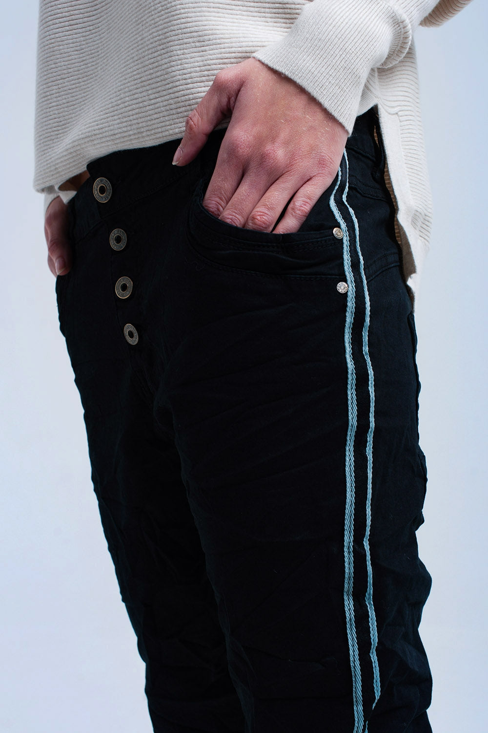 Jeans boyfriend negros con botones Q2