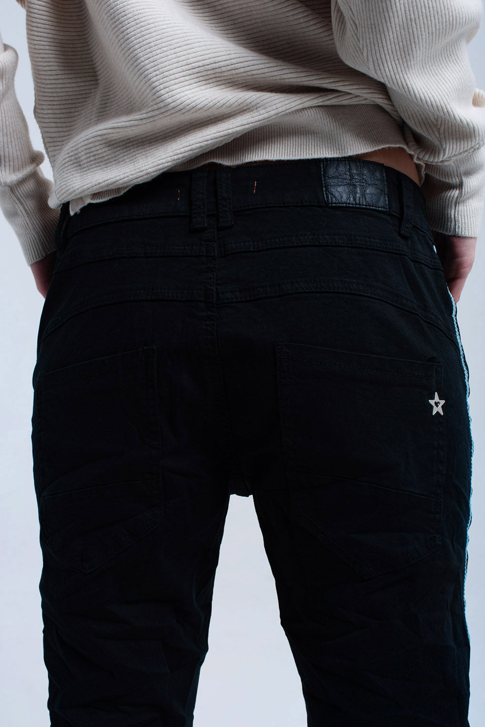 Jeans boyfriend negros con botones Q2