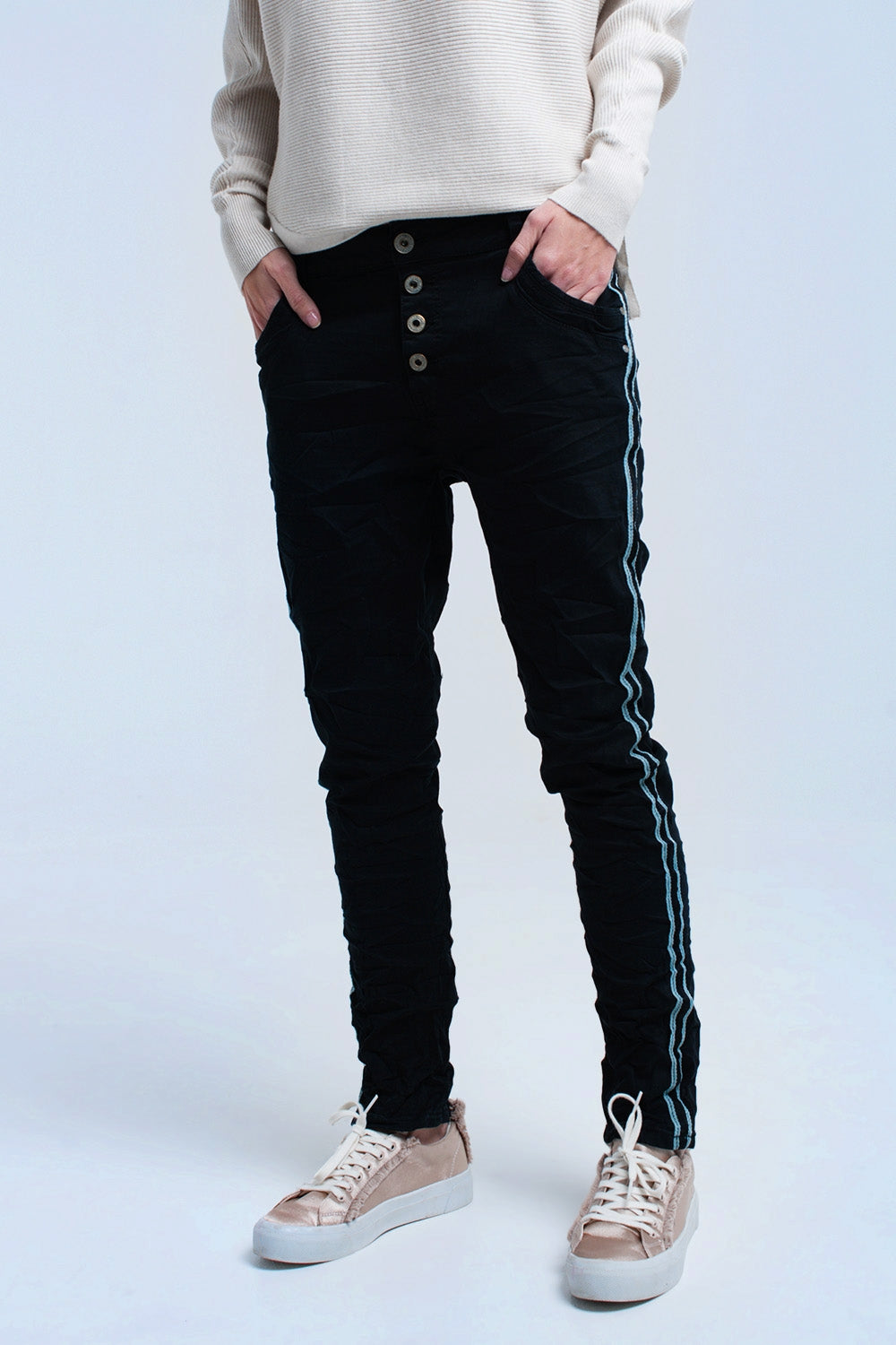 Jeans boyfriend negros con botones Q2