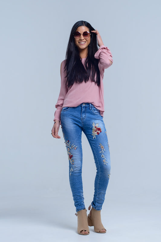 Q2 Jeans con bordados florales